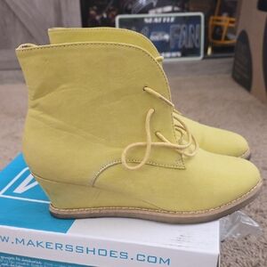Maker's Women's Yellow/Green Wedge Lace-Up Ankle Boots